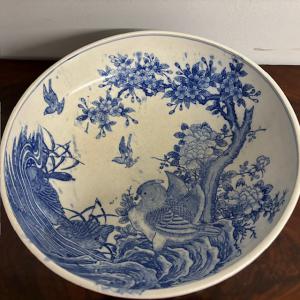 Grande prato antigo de porcelana japonesa com perdiz pintada. Período Meiji 1868 – 1912. Mede 30 cm.